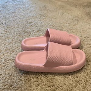 Bronax cloud slippers for women. Size 9-10.